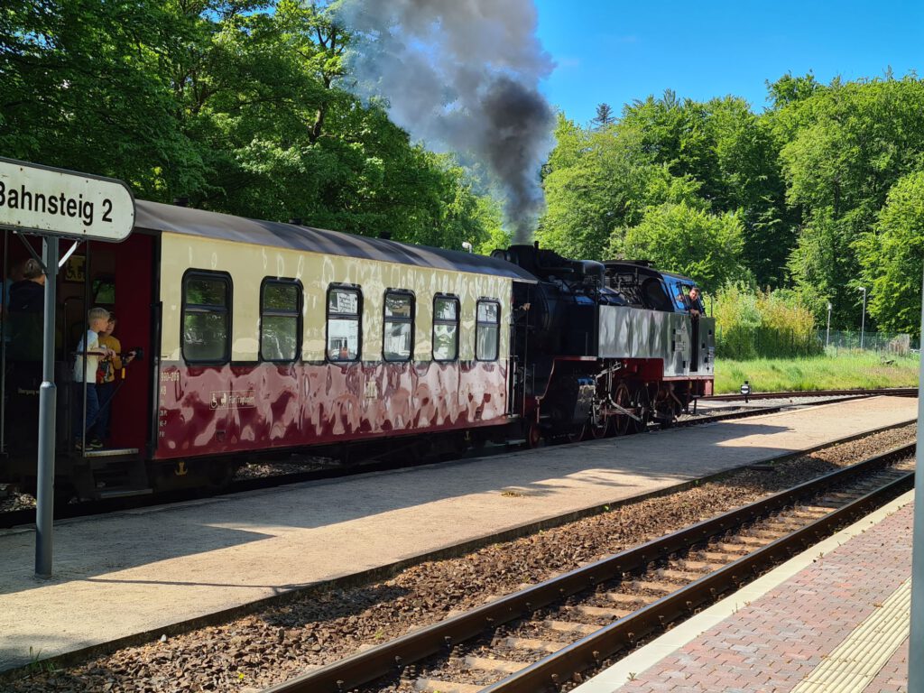 Alte Dampflok mit Wagen genannt "Molli"