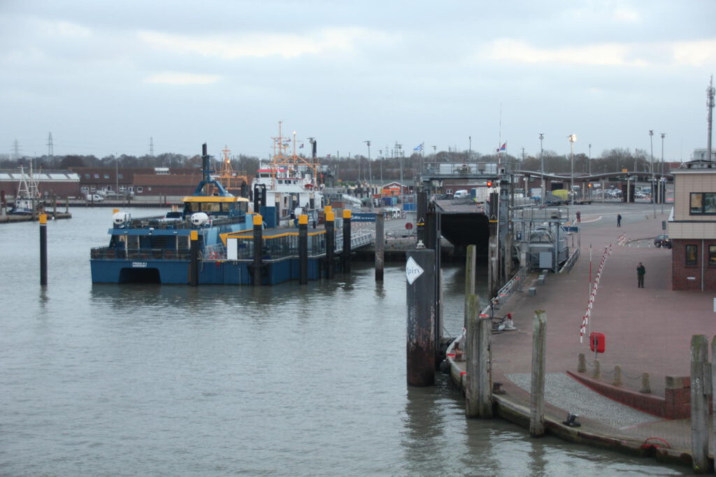 Einfahrt in den Hafen von Norddeich