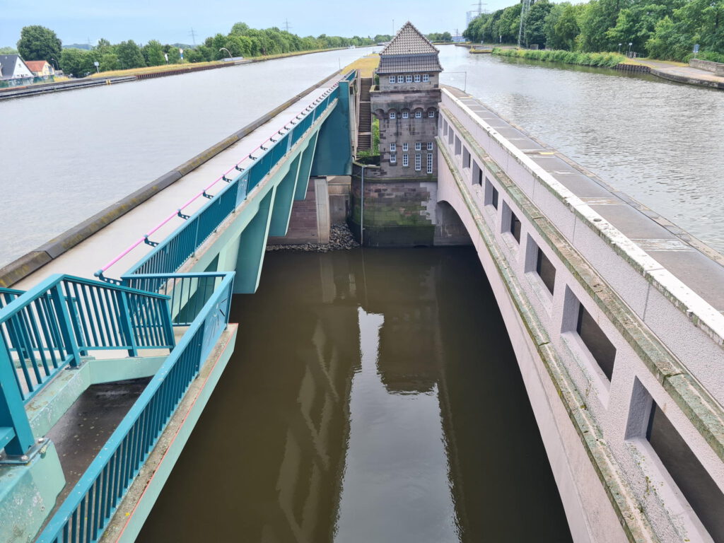 Mittellandkanal über der Weser
