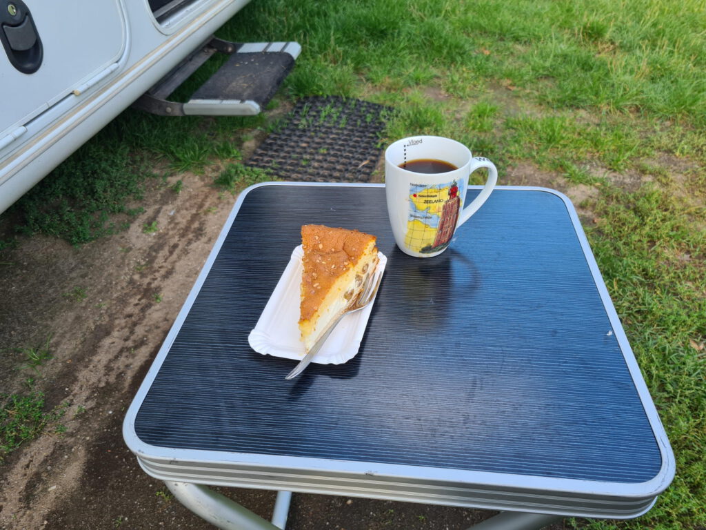 Kaffee und Kuchen am Wohnmobil